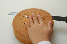 焼き上がったケーキの上部が、焦げてしまったり、ゆがんだりしてしまったら、上部を薄くスライスして、形をととのえましょう。