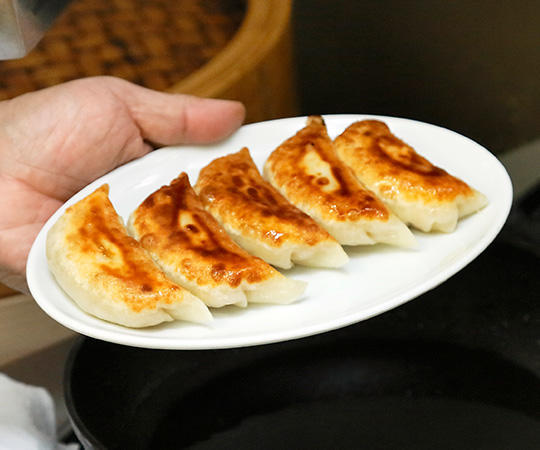 浅草の名店「龍園」直伝！ 完璧な餃子の焼き方