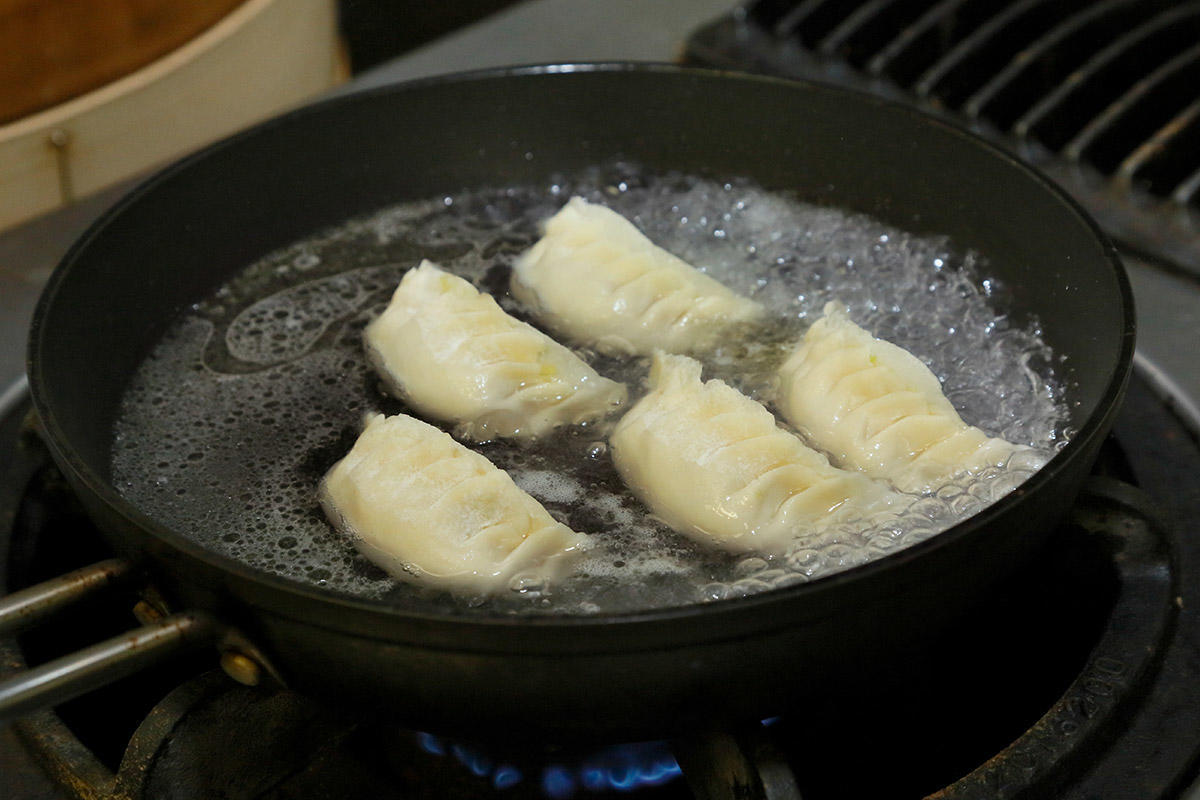 餃子の焼き方