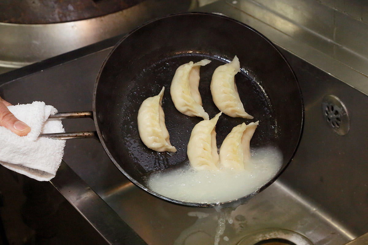 餃子の焼き方