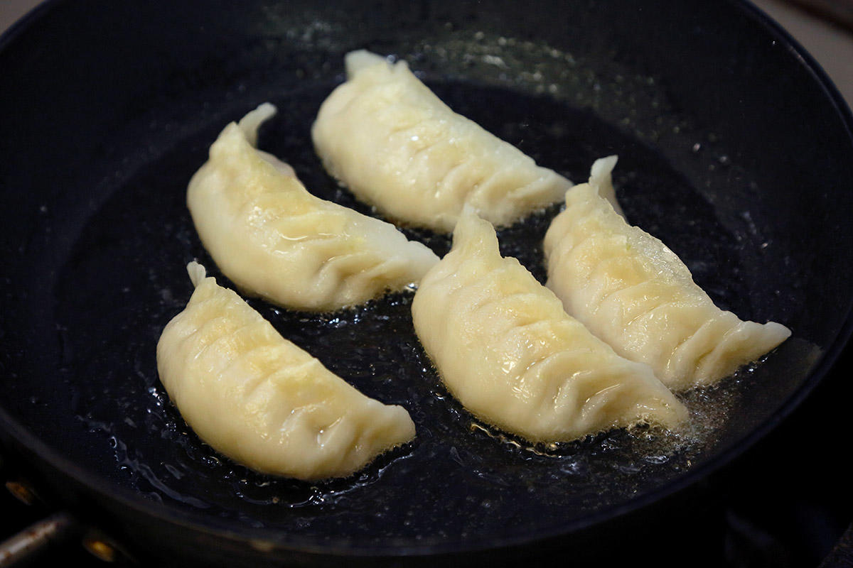 餃子の焼き方