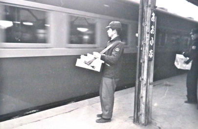 1958年（昭和33年）に大船駅のホームで弁当を売る風景