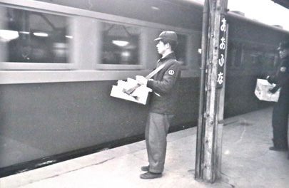 1958年(昭和33年)に大船駅のホームで弁当を売る風景