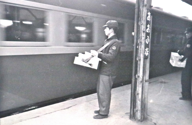 1958年(昭和33年)に大船駅のホームで弁当を売る風景