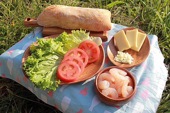 エビバター炙りチーズのせシャキシャキのレタス焼きトマトをしいて