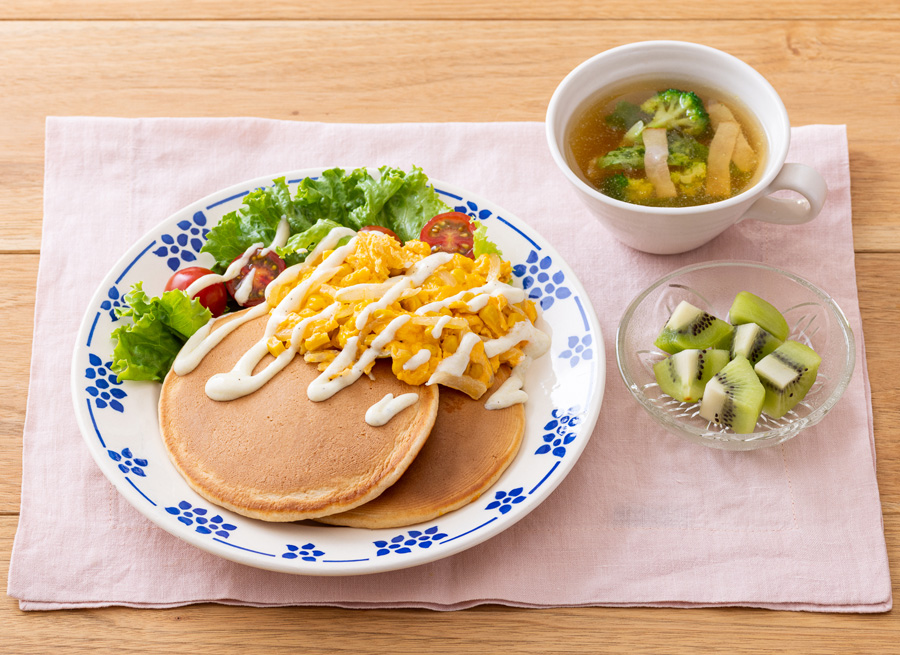 スクランブルエッグのサラダパンケーキ